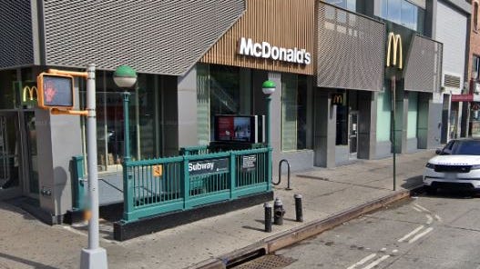 Hombre de 34 años es apuñalado repetidamente cerca de una estación de metro del Lower East Side