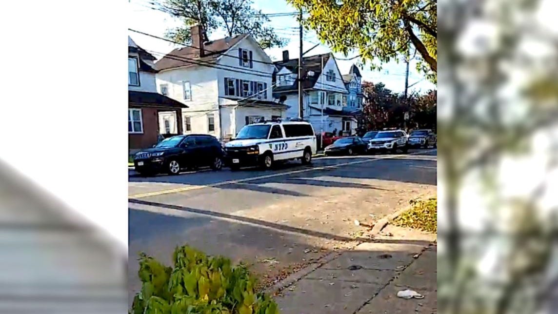 Encuentran el cuerpo de una mujer dentro de un contenedor de basura en la entrada de una casa en Staten Island