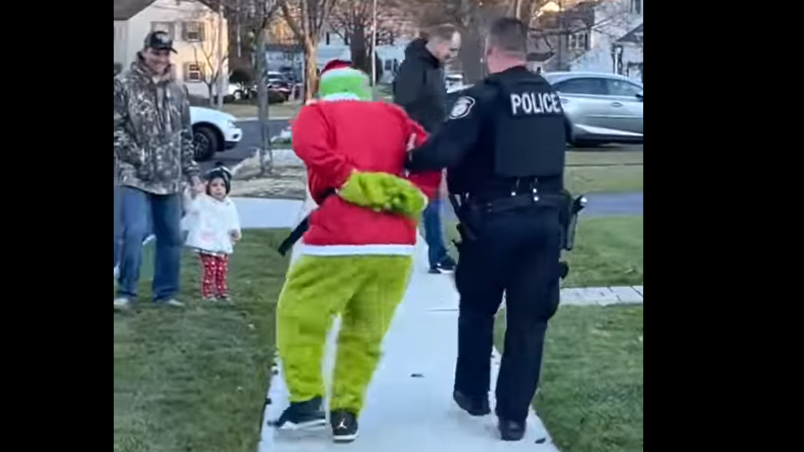 VIDEO: ¿NJ o Villa Quién? El Grinch, "detenido" por atentar contra “el espíritu navideño”