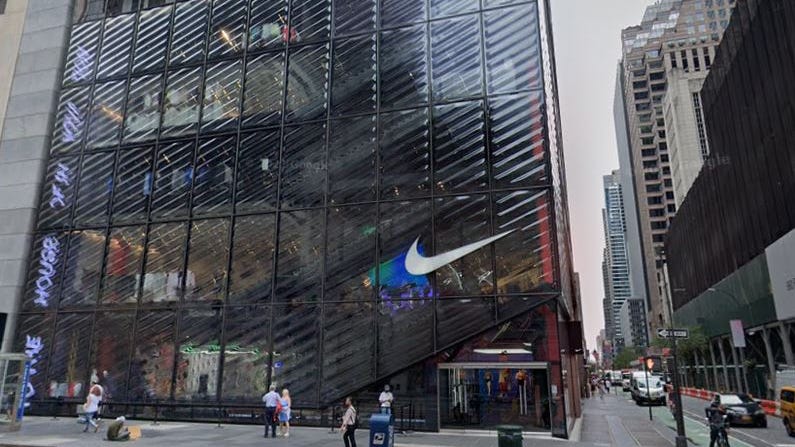 Adolescente es apuñalado frente tienda Nike en el centro de Manhattan tras disputa con un grupo
