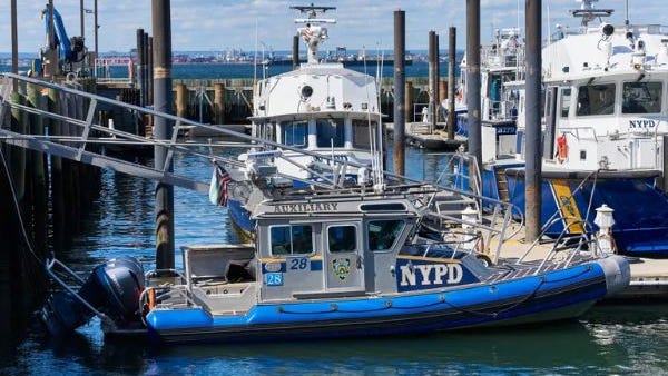Encuentran el cuerpo de un hombre de 23 años flotando en una playa de Queens