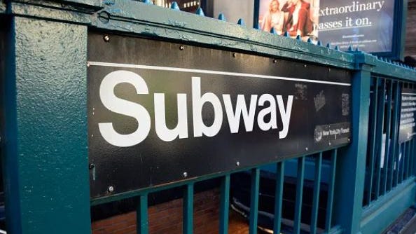 Hombre es apuñalado en la cara dentro del estación de metro en Brooklyn