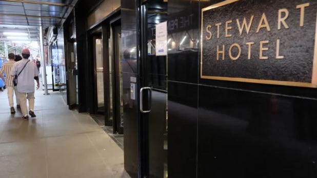 Caos en hotel convertido en refugio acaba con dos hermanos apuñalados por empleado de seguridad