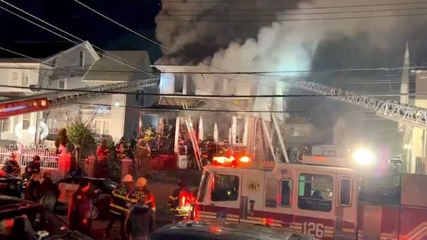 TRAGEDIA EN QUEENS: Madre e hijo mueren en el incendio de su casa después de que él corriera en vano para salvarla a ella
