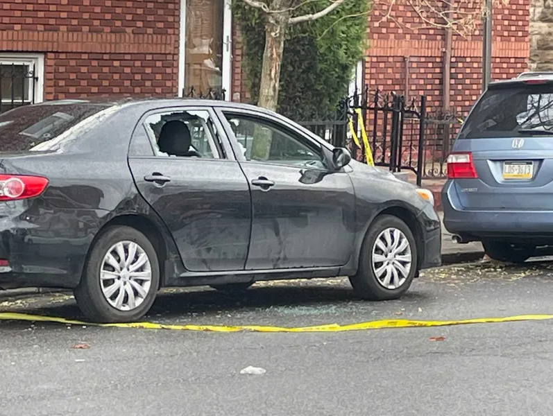 El Toyota Corolla de la familia con múltiples ventanas destrozadas permaneció en la escena del crimen el viernes por la mañana.