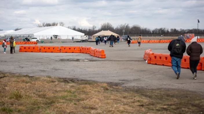Nueva York reubica a 1,900 inmigrantes en Floyd Bennett Field ante la amenaza de vientos huracanados e inundaciones