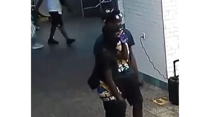 VÍDEO: Sospechosos roban y golpean a un hombre con manoplas en la estación de metro de Times Square