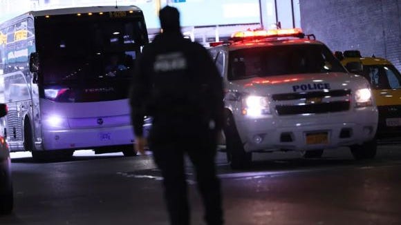 Juez ordena a Nueva York que deje de enviar más inmigrantes al condado de Orange