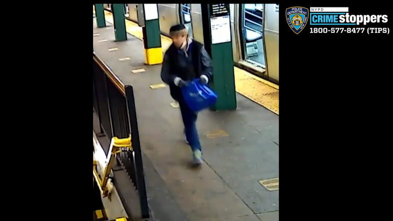 Hombre armado con un cuchillo roba a una mujer a bordo del metro en Nueva York