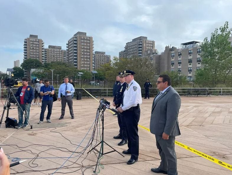 La policía de Nueva York ofreció una rueda de prensa sobre el incidente el lunes por la mañana.