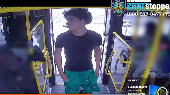 Sujeto intenta apuñalar a un chico de 16 años que esperaba el autobús frente a una escuela en Queens