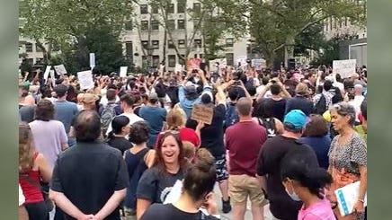 Hundreds of city workers take to Foley Sq. to protest de Blasio's vaccine mandate