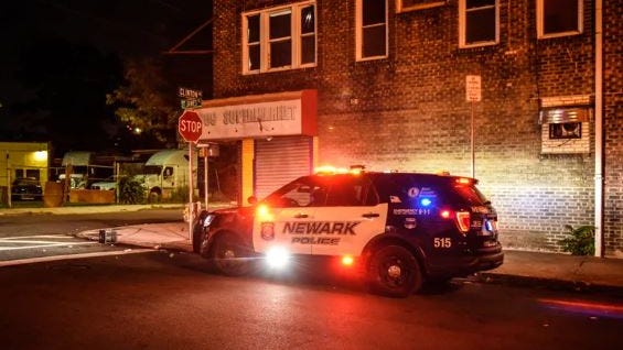 Hallan muerto a un hombre de 82 años con quemaduras graves en una acera de Nueva Jersey