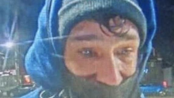 Mujer de 73 años se despierta ante un intruso que la agrede sexualmente y le roba en el Bronx