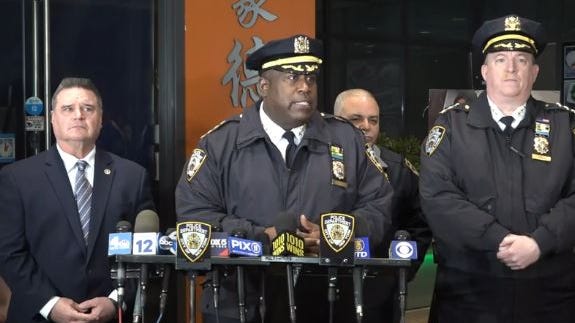 NYPD pide a dueños de comercios no admitir clientes enmascarados a menos que muestren su rostro primero