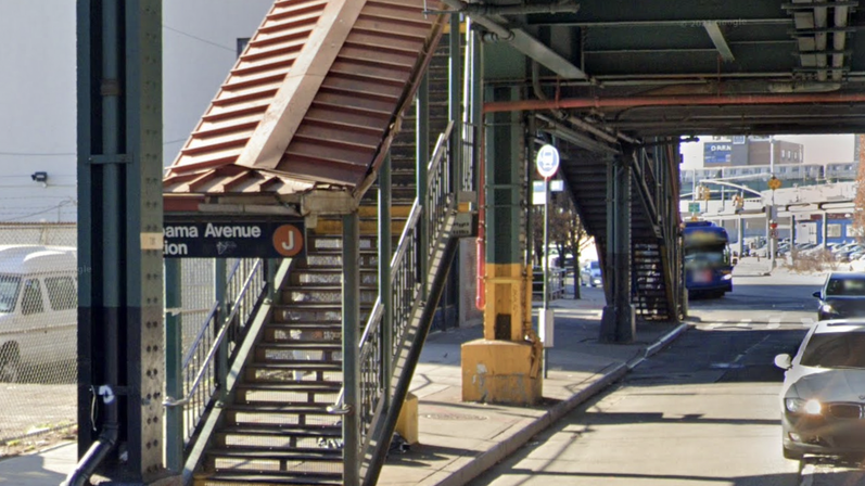 Hombre de 21 años es acuchillado en la cabeza durante una disputa en el tren J