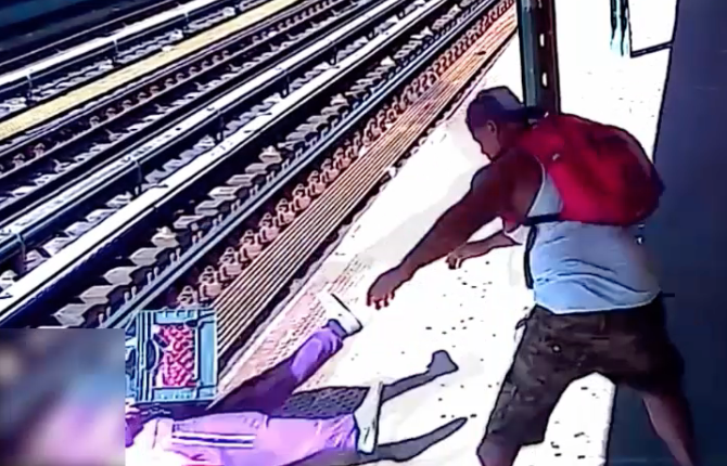 Hombre empuja mujer a las vias del tren