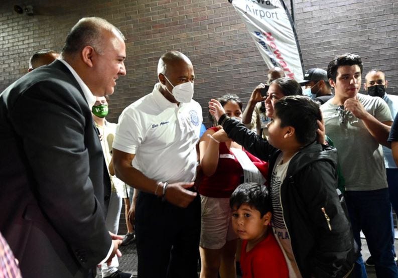 Inmigrantes llegan a NYC desde Texas