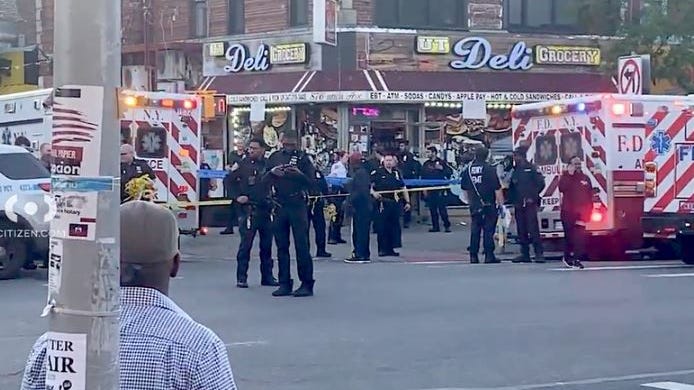 Disparan a una mujer de 39 años mientras esperaba el autobús en Brooklyn