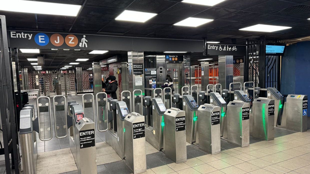 La MTA instala nuevas puertas en estación del metro en Queens para detener a los evasores de tarifas