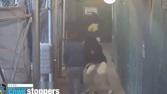VIDEO: Asaltan a hombre de 60 años en una calle de Queens; se busca a 4 personas