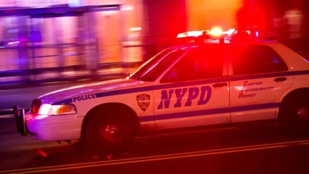Hombre de 62 años cae a las vías del metro del Bronx tras recibir un puñetazo; hay un detenido