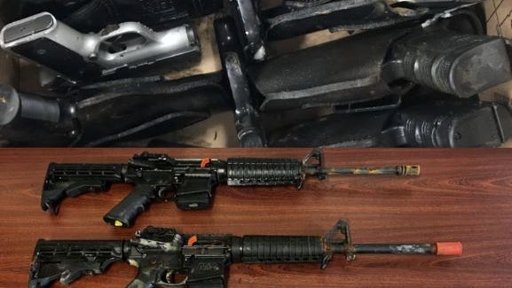 Un pescador de Nueva York encuentra una bolsa con rifles y más de una docena de pistolas en Jamaica Bay