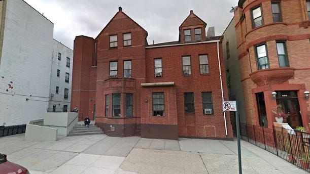 Hombre dispara a dos personas y se suicida en un presunto "triángulo amoroso" en Brooklyn