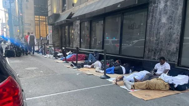 Cientos de inmigrantes duermen fuera del Hotel Roosevelt al agotarse el espacio; algunos intentan entrar por la fuerza