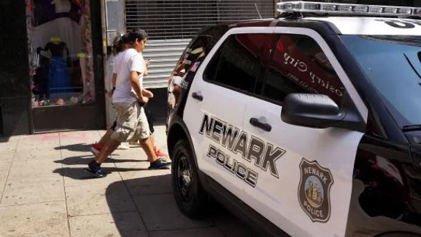 Mujer y niña de 12 años heridas durante apuñalamiento en Newark