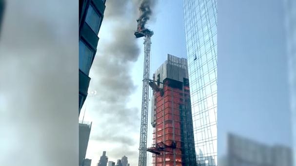 Grúa de gran altura estalla en llamas y se desploma en Hell's Kitchen; al menos 6 heridos