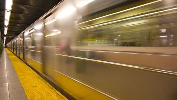 Hombre empuja entre gritos a pasajero, de 74 años, a las vías del metro de una estación en el UES