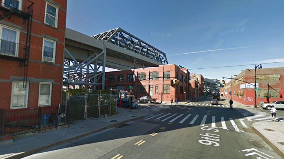 Mujer que iba en bicicleta de Citi Bike muere atropellada por un camión en Brooklyn