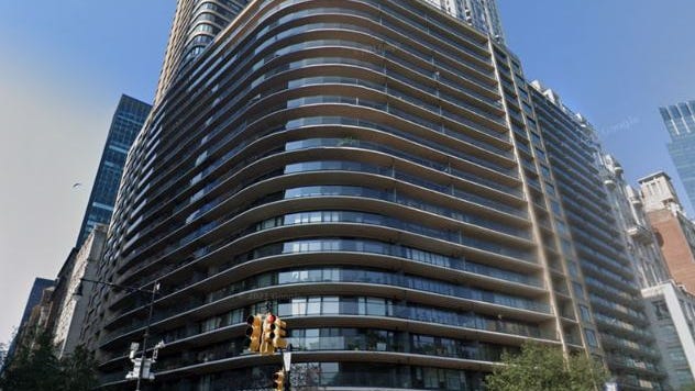 Hombre se precipita al vacío desde un lujoso apartamento de Central Park South