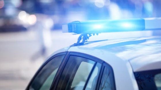 Tres hombres golpean y roban a una mujer en la entrada de su casa en Nueva Jersey