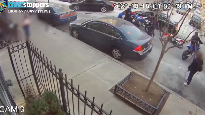 Tercera detención después de que un padre y su hijo fueran sacados de su vehículo y golpeados por motociclistas en Harlem