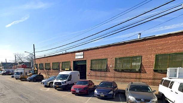 Hombre es encontrado muerto en el suelo frente a un proveedor de láminas de metal en el Bronx