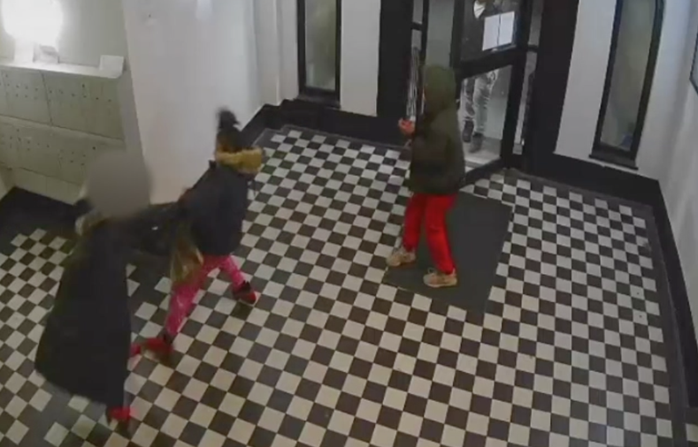 Ni;a de 13 años asalta a mujer de 76