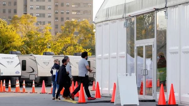 Migrante acusado de asesinato por el apuñalamiento fatal en albergue de Randall's Island