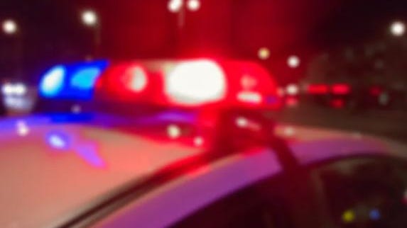 Madre se desmaya bajo los efectos de las drogas en el interior de su vehículo y deja a su hija de 2 años deambulando por la carretera