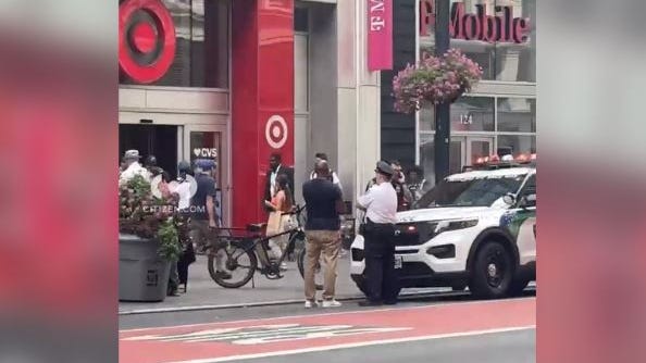 Hombre es apuñalado en el Target en Herald Square