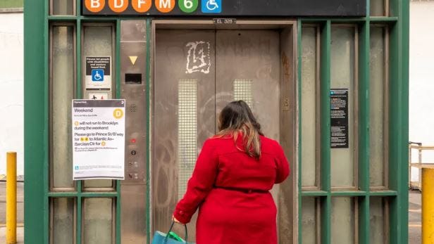 MTA considera detectores de orina para ascensores de metro