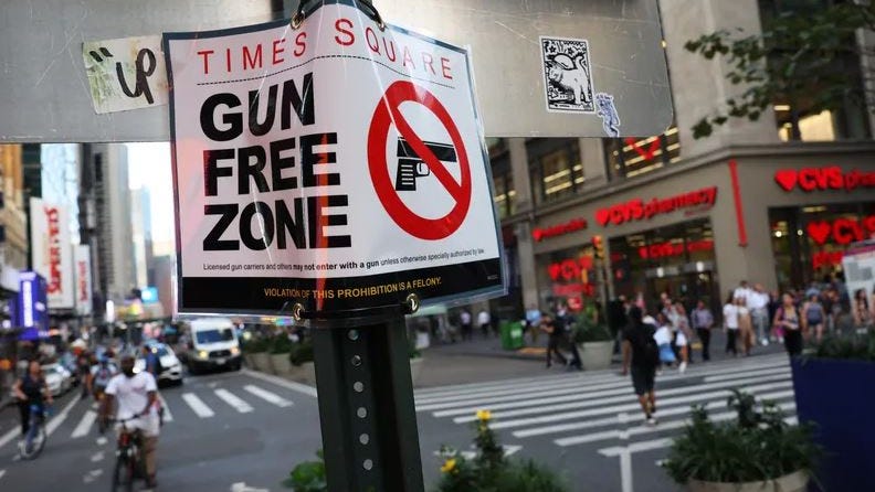 Adams firma ley que convierte Times Square en "zona libre de armas" en medio de la batalla legal del estado de Nueva York