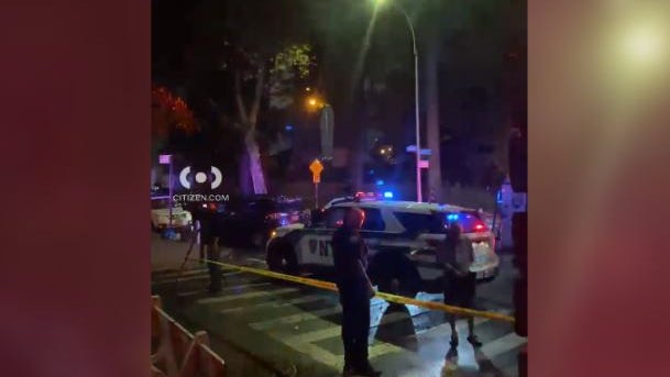 Hombre de 21 años recibe dos disparos en la espalda mientras caminaba por una calle de Queens