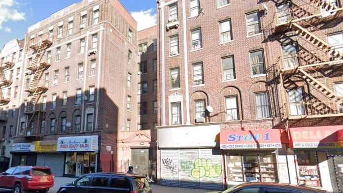 Hallan cabeza y partes del cuerpo de un hombre en un congelador de Brooklyn sellado con cinta adhesiva; una mujer es detenida