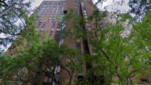 Encuentran muertos con heridas de bala a un hombre y una mujer, ambos de 78 años, en un rascacielos de Manhattan