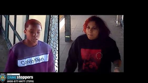 Buen samaritano salva a una mujer de una paliza en el metro de Queens; se busca a 2 sospechosos