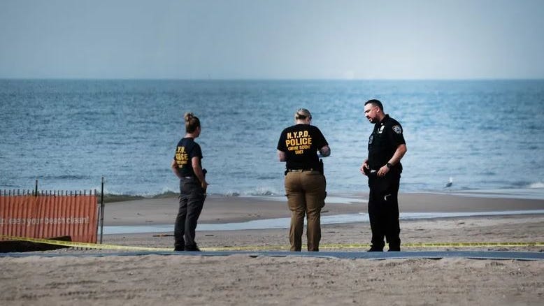 Las muertes de 3 niños en la playa de Coney Island son consideradas homicidios; detienen a la madre