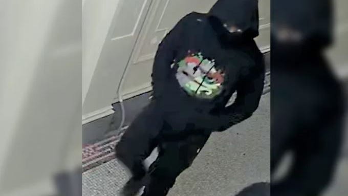Mujer es arrastrada y golpeada por un hombre que la siguió hasta un ascensor en Manhattan