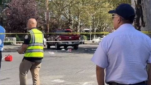 Mujer que empujaba un cochecito con su hijo muere atropellada por una camioneta en Brooklyn